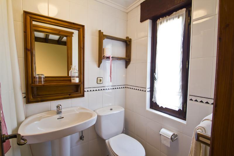 Hospedaje Granada San Vicente De La Barquera Habitación foto